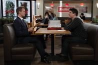 How I Met Your Mother – Um herauszufinden, wen Robin gestalkt hat, reist Barney (Neil Patrick Harris, l.) nach Kanada und befragt Gordie (Corey Krueger, r.). Doch kann er ihm wirklich weiterhelfen?; Um herauszufinden, wen Robin gestalkt hat, reist Barney (Neil Patrick Harris, l.) nach Kanada und befragt Gordie (Corey Krueger, r.). Doch kann er ihm wirklich weiterhelfen?