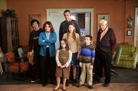 The Middle – Haben sich das Familientreffen an Thanksgiving anders vorgestellt: Axl (Charlie McDermott, l.), Pat (Marsha Mason, 2.v.l.), Lucy (Marlowe Peyton, 3.v.l.), Sue (Eden Sher, 3.v.r.), Mike (Neil Flynn, hinten M.), Brick (Atticus Shaffer, 2.v.r.) und Tag (Jerry Van Dyke, r.) ...