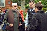 Trigger Point – Lana (Vicky McClure, r.) befragt Imam Mohammed (Elija Braik, l.) nach der verdächtigen Plastiktüte in seiner Moschee. Thom (Mark Stanley, M.) vertraut ganz auf den Instinkt seiner Freundin.