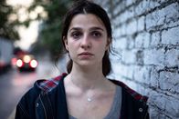 Montagskino im ZDF - Made in Europe: Rogue Agent - Er liebt nur dich – Sophie (Marisa Abela) hat sich beinahe ein Jahrzehnt lang in einer Mission für den Geheimdienst gewähnt, die sich als erfunden herausstellt.