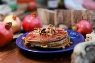 Zu Tisch ... – Zum Frühstück gibt es Pancakes mit Granatapfelkernen und Walnüssen von der Insel. Dazu: kretischer Karobsirup