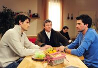 Sturm der Liebe – ARD STURM DER LIEBE FOLGE 1468 Uhr im ERSTEN. Moritz (Daniel Fünffrock, l.) und Konstantin (Moritz Tittel, r.) werden von Kommissar Meyser (Christoph Krix, M.) befragt.
