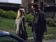 Homeland – Carrie (Claire Danes, l.) bittet Roger (Ian Kahn, r.), ihr zu helfen. Doch wird er wirklich das Gesetz brechen, um ihr zu helfen?