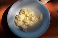 Zu Tisch ... – Traditionell isst man die Tortellini in Brühe.
