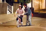 Der Chaos-Dad – Gemeinsam holen sie nach, was sie in Todds Kindheit versäumt haben: der brave Geschäftsmann Todd (Andy Samberg, l.) und sein verrückter und unkonventioneller Vater Donny (Adam Sandler, r.) ...