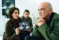Mit Herz und Handschellen – Nina (Elena Uhlig, l.) und Leo (Henning Baum, M.) treffen Trainer Unzer (Peer Jäger, r.) in der Wohnung des Verstorbenen an. Er hatte Rick Römer schon als Kind bei sich aufgenommen und ihn wie einen eigenen Sohn behandelt.