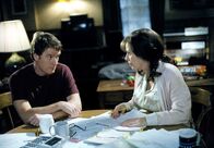 Malcolm mittendrin – Lois (Jane Kaczmarek) und Hal (Bryan Cranston) setzen sich in der Nacht zusammen, um endlich ihr Testament zu Papier zu bringen.