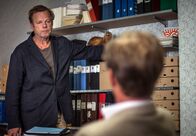 Mankells Wallander – hr-fernsehen MANKELLS WALLANDER - VERRAT, (Sveket), Spielfilm, Schweden/Deutschland 2012, Regie Leif Magnusson Uhr. Kommissar Wallander (Krister Henriksson) fühlt Eric Wredin (Tobias Zilliacus) auf den Zahn.