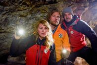 Die Bergretter – Wo kommt das vergiftete Wasser her? Die Bergretter Katharina (Luise Bähr, l.), Markus (Sebastian Ströbel, M.) und Tobi (Markus Brandl, r.) machen sich auf die Suche.