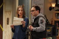 The Big Bang Theory – Während Sheldon sein Wissen über Flaggen per Video-Podcast in die Welt verbreiten will, diskutieren Leonard (Johnny Galecki, r.) und Penny (Kaley Cuoco, l.) über ihre mögliche Zukunft als Paar ...