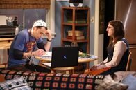 The Big Bang Theory – Sheldon (Jim Parsons, l.) macht es Amy (Mayim Bialik, r.) mal wieder nicht leicht ...
