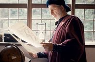Geheimsache Kopernikus – Nikolaus Kopernikus (Rufus Beck) verzweifelt darüber, dass seine Berechnungen nicht mit seinen Beobachtungen übereinstimmen. (Spielszene)