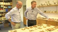 SMS - Schwanke meets Science – Der Archäozoologe Norbert Benecke (rechts) zeigt Karsten Schwanke die Tierknochenausbeute einer einzigen Ausgrabung. Sie gibt Auskunft über die Lebensumstände der Menschen damals.