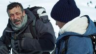 Die Bergretter – Roland (Michael Roll, l.) und Valerie (Marie Nasemann, r.) sind auf den Weg zu einer Berghütte. Der schneeblinde Roland sieht immer schlechter.
