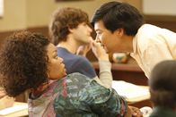Community – Gleich am ersten Tag des Spanischkurs merkt Shirley (Yvette Nicole Brown, l.), dass mit Lehrer Senor Chang (Ken Jeong, r.) nicht zu spaßen ist ...