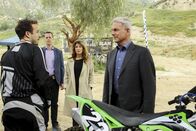 Navy CIS – Gangmitglied Johnny Diggs (Henri Esteve, l.) wird von Timothy McGee (Sean Murray, 2.v.l.), Alex Quinn (Jennifer Esposito, 2.v. r.) und Leroy Jethro Gibbs (Mark Harmon, r.) verhört. Verdächtigen sie den Richtigen?