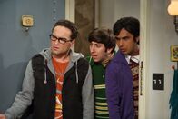 The Big Bang Theory – Sheldon, Leonard (Johnny Galecki, l.), Howard (Simon Helberg, M.) und Raj (Kunal Nayyar, r.) vertreiben sich den Morgen mit einem besonders ausgeklügelten Spiel, dem Geheimagenten-Laserhinderungsschachspiel. Bis Sheldon plötzlich zu Penny verschwindet ...