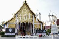 Malcolm mittendrin – Die atemberaubende, mit Gold und Juwelen besetzte Hauptanbetungshalle im Wat Chedi Luang in Chiang Mai.