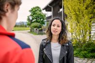Sturm der Liebe – Gerry (Johannes Huth, l.) stößt Vanessa (Jeannine Gaspár, r.) vor den Kopf, als er ihr Jobangebot ablehnt.