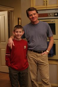 Malcolm mittendrin – Dewey (Erik Per Sullivan, l.) hätte gerne seinen Freund Chad als Übernachtungsgast bei sich, doch Hal (Bryan Cranston, r.) findet die Idee überhaupt nicht gut ...