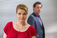 Danni Lowinski – Danni (Annette Frier, l.) kann es nicht glauben, Olli (Jan Sosniok, r.) wird vorgeworfen, eine Kollegin sexuell belästigt zu haben und sie soll ihn auch noch vertreten ...
