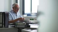 Ermittler! – Heinz Steinmann kämpft sich immer wieder durch die Aktenberge, um eine Spur zu finden.