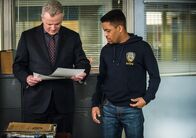 Elementary – (v.l.n.r.) Captain Thomas Gregson (Aidan Quinn); Detective Marcus Bell (Jon Michael Hill)