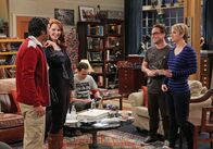 The Big Bang Theory – Endlich will Raj (Kunal Nayyar, l.) seinen Freunden Penny (Kaley Cuoco, r.), Leonard (Johnny Galecki, 2.v.r) und Sheldon (Jim Parsons, M.) seine Freundin Emily (Laura Spencer, 2.v.l.) vorstellen. Doch das Treffen verläuft anders als geplant ...