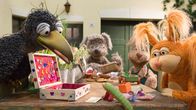 Rudis Rasselbande – Rudi (Lennart Morgenstern), Buffo (Ulli Voland), Otto (Franziska Rattay) und Ella (Anna Menzel) geben sich alle Mühe, für Lotti (Heide Evers) ein schönes neues Zuhause zu finden.