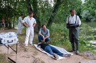 SOKO Stuttgart – Tod im Neckar: Als die Leiche des Ex-Häftlings Simon Strasser (Komparse) am Neckarufer angespült wird, ist schnell klar, dass der Fundort nicht als Tatort in Frage kommt. Können der Rechtsmediziner Dr. Benedikt Förster (Florian Wünsche, 3.v.l.), Kriminalhauptkommissar Jo Stoll (Peter Ketnath, 2.v.r.) und KTU-Leiter Jan Arnaud (Mike Zaka Sommerfeldt, r.) das Rätsel um die Herkunft des Toten lösen?