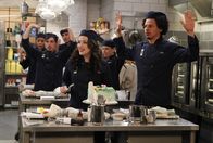2 Broke Girls – Als Dekes (Eric André, r.) Geheimnis ans Licht kommt, steht die Beziehung zwischen ihm und Max (Kat Dennings, l.) auf dem Spiel ...