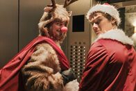 MacGyver – Es hätte für MacGyver (Lucas Till, r.) und Jack (George Eads, l.) eine schöne Weihnachtsfeier werden sollen, doch dann schlägt plötzlich das LAPD auf und möchte MacGyver verhaften ...