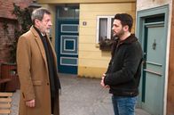 Rote Rosen – David (Arne Rudolf, r.) überwindet sich, Gunter (Hermann Toelcke, l.) zu einem Versöhnungsessen einzuladen.