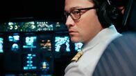 Code 7500 – Kopilot Tobias Ellis (Joseph Gordon-Levitt) kann bei Start des Flugzeugs nicht ahnen, was bei diesem Flug auf ihn zukommen wird.