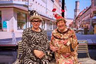 Heißmann + Rassau – Waltraud (Martin Rassau, links) und Mariechen (Volker Heißmann) halten ein Schwätzchen auf einer Parkbank in der Fußgängerzone der Stadt Fürth.