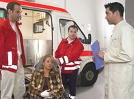 In aller Freundschaft – Dr. Achim Kreutzer hat Notdienst und liefert Nicole Brahms, die einem Schwächeanfall erlag, in die Sachsenklinik ein. Dr. Achim Kreutzer (Johannes Steck), Nicole Brahms (Katrin Weißer), Rettungssanitäter und Dr. Philipp Brentano (Thomas Koch)