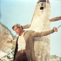 Im Reiche des silbernen Löwen – Kara Ben Nemsi (Lex Barker) gerät in einen Hinterhalt und wird gezwungen, in einem "Gottesurteil" um sein Leben zu kämpfen.