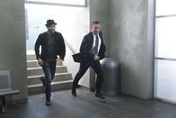 Scorpion – Nachdem Toby (Eddie Kaye Thomas, l.), Cabe (Robert Patrick, r.) und dem Rest vom Team der Hintergrund der Sabotage klar geworden ist, müssen sie nicht nur die Menschen in der Bahn retten, sondern auch eine Straftat verhindern ...