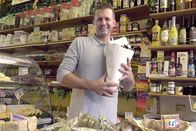 Im Bauch von ... – Gianni Cannatella in seinem Laden. Er bietet alle Arten von getrockneten, gedörrten, gerösteten, gesalzenen und kandierten Früchten an.
