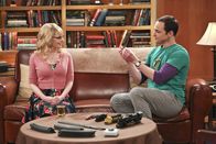 The Big Bang Theory – Während Bernadette (Melissa Rauch, l.) und Sheldon (Jim Parsons, r.) Dinge übereinander erfahren, die sie vorher nicht wussten, genießen Leonard, Raj, Howard und Amy die Weinverkostung, zu der sie Penny eingeladen hat. Die Gelegenheit für Raj, ihnen seine neue Freundin vorzustellen ...