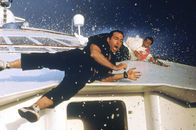 Speed 2: Cruise Control – Das Schiff steuert auf Kollisionskurs auf die Insel St. Martin zu und viele Menschen sind dadurch in großer Gefahr. Undercover-Cop Alex Shaw (Jason Patric) setzt alles daran, diese Katastrophe zu verhindern ...
