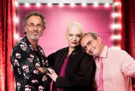 Genial daneben – Hugo Egon Balder (l.) stellt die Fragen der Zuschauer bei "Genial daneben". Beantwortet werden diese von Hella von Sinnen (M.), Wigald Boning (r.) und wechselnden Top-Comedians Deutschlands ...