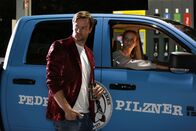SOKO Wien – Pedro Pilzner (Wolfgang Cerny) wird von Verena Morell (Zita Gaier) an die Tankstelle begleitet.