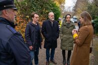 Der Alte – Noch am Tatort befragen Richard Voss (Jan-Gregor Kremp, M.), Tom Kupfer (Ludwig Blochberger, 2.v.l.) und Annabell Lorenz (Stephanie Stumph, 2.v.r.) Klara Jürgens (Alma Leiberg, r.), die die Leiche des ehemaligen Bundeswehrsoldaten gefunden hat.