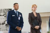 Iron Man – Stehen Lt. Colonel James "Rhodey" Rhodes (Terrence Howard, l.) und Pepper Potts (Gwyneth Paltrow, r.) dem erfinderischen Multimillionär Tony Stark bedingungslos zur Seite?