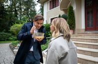 Sturm der Liebe – Josie (Lena Conzendorf, r.) schenkt Paul (Sandro Kirtzel, l.) zum Dank für seine Unterstützung ein Stück selbstgebackene Quiche.