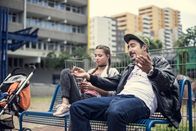 Blockbustaz – Ernstes Gespräch am Rande des Spielplatzes: Lisa (Cosima Henman) und Sol (Eko Fresh).