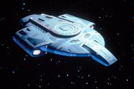 Star Trek - Deep Space Nine – Die Raumstation Deep Space Nine liegt im Orbit von Bajor ganz am Rand des Einzugsgebiets der Föderation, gleich am Eingang zu einem Wurmloch.