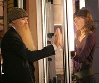Bones - Die Knochenjägerin – Ein hochgiftiger Pilz wurde im Institut freigesetzt, der das Team zwingt, die Weihnachtstage zusammen in Quarantäne zu verbringen. Angela (Michaela Conlin) kann ihren Vater (Billy Gibbons) nur durch eine Glasscheibe sehen. Die Verwendung des sendungsbezogenen Materials ist nur mit dem Hinweis und Verlinkung auf TVNOW gestattet.
