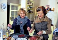 Rote Rosen – ARD ROTE ROSEN FOLGE 1687 Uhr im ERSTEN. Erika (Madeleine Lierck-Wien, l.) versucht vergeblich, Johanna (Brigitte Antonius, r.) das Rouladen-Kochen beizubringen.